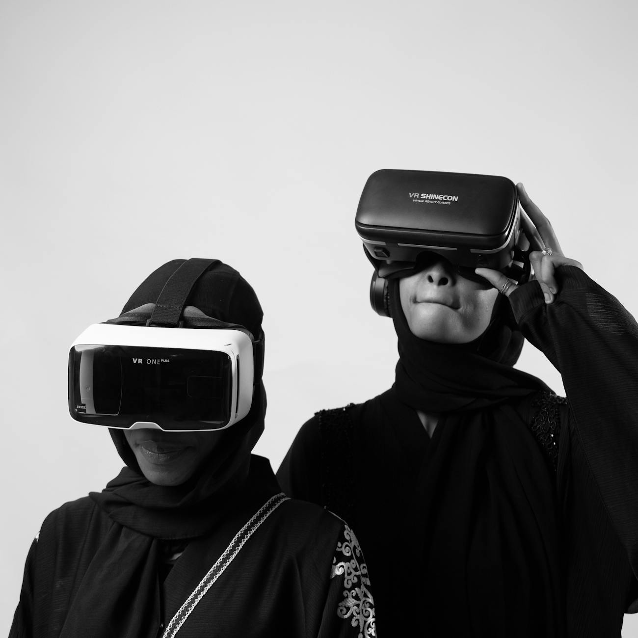 Robotics and Virtual Reality in Therapy